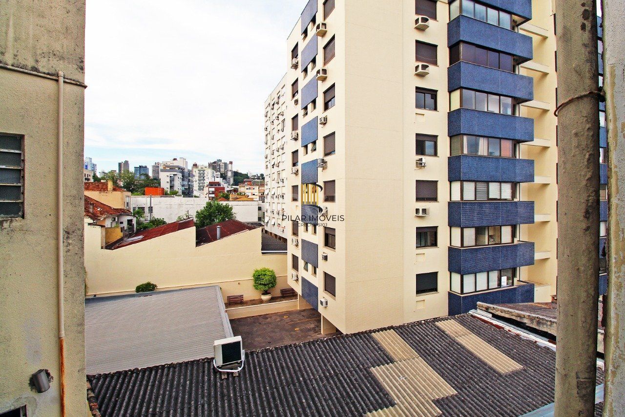 Apartamento de 2 (dois) dormitórios, com excelente localização, no Bairro Petrópolis. Amplo living, cozinha e área de serviço, banho social.