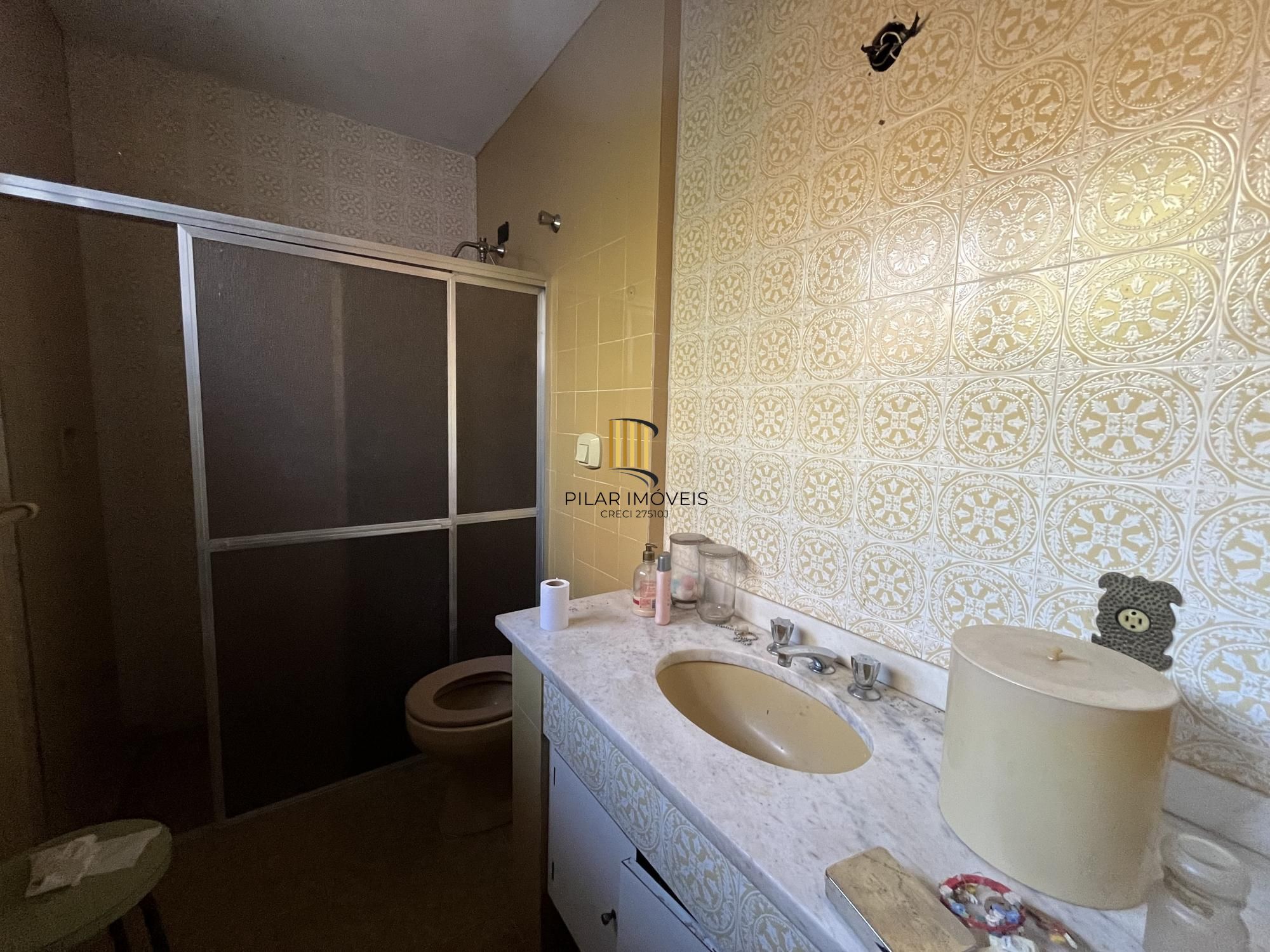 Casa de 3 quartos, suíte e 2 vagas de garagem bairro Auxiliadora em Porto Alegre