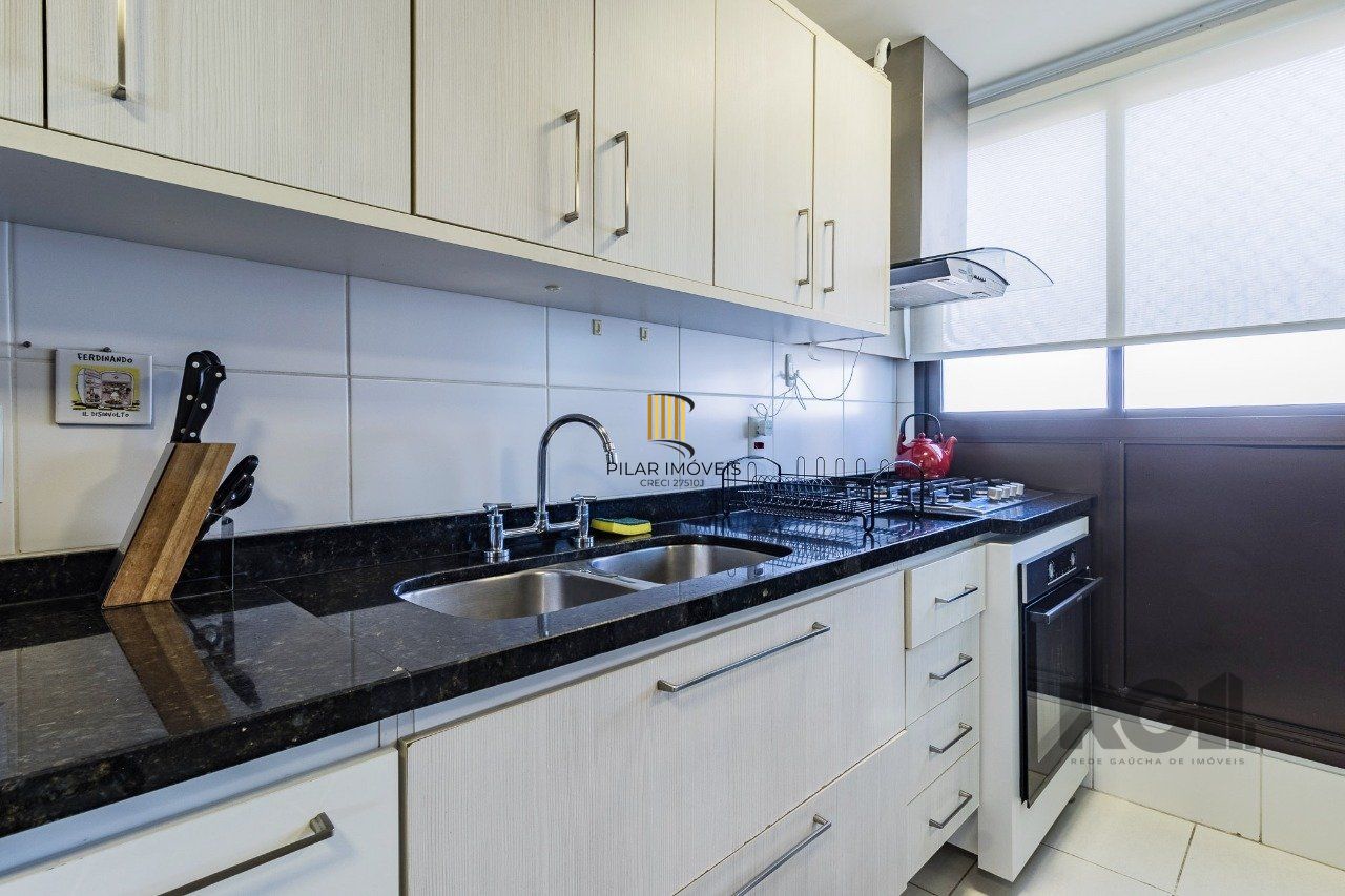 Apartamento de três quartos, suíte e duas vagas de garagem no bairro Rio Branco em Porto Alegre.