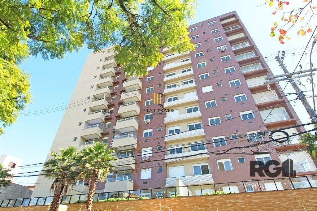 Apartamento de três quartos com suíte e duas vagas de garagem no bairro Passo da Areia, em Porto Alegre. 