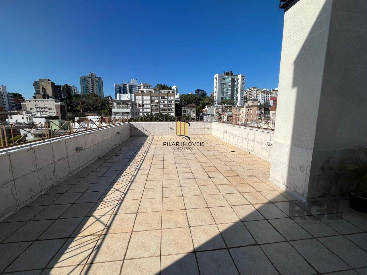 Apartamento de três quartos, suíte, churrasqueira e duas vagas de garagem (box duplo) no bairro Auxiliadora em Porto Alegre.