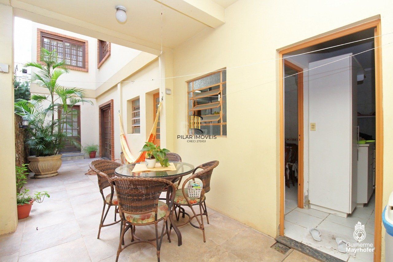 Casa para Venda - 347m², 5 dormitórios, sendo 2 suites, 3 vagas - São João