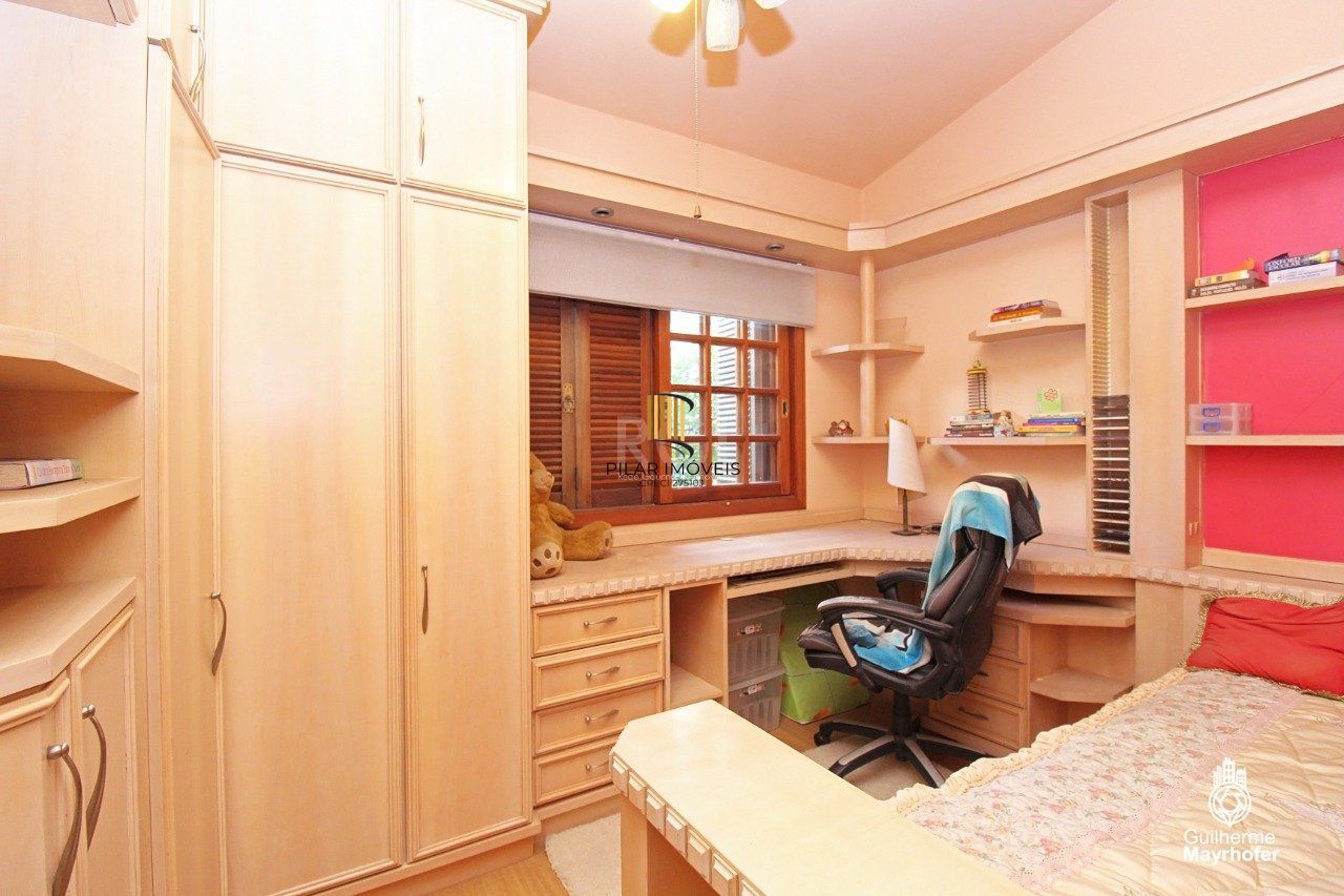 Casa para Venda - 347m², 5 dormitórios, sendo 2 suites, 3 vagas - São João
