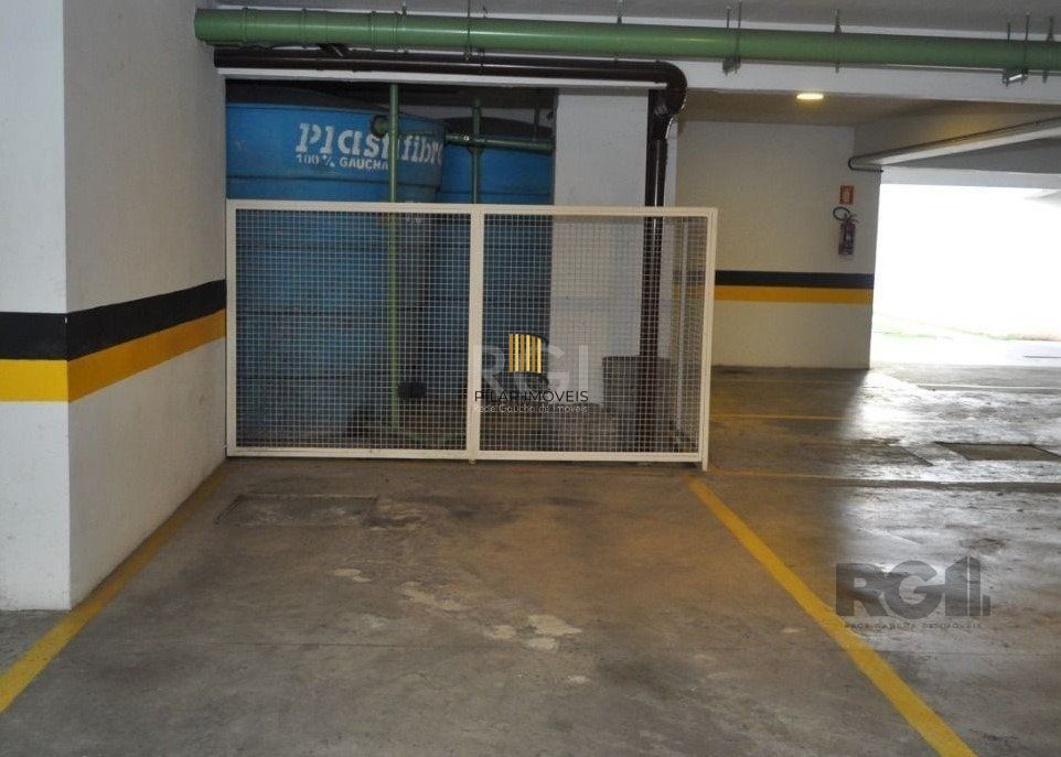 Apartamento de um quarto, suíte e uma vaga de garagem no bairro Santa Cecilia em Porto Alegre.