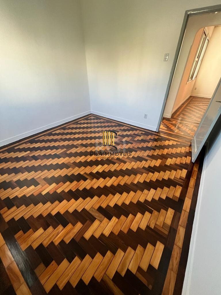 Apartamento de dois dormitórios, banheiro e sala no bairro da Azenha em Porto Alegre.