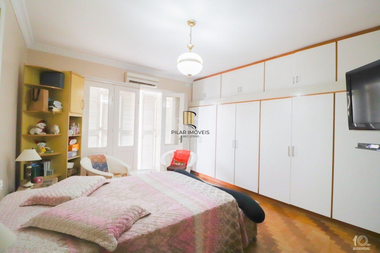 Apartamento á venda com 3 dormitórios com 1 suíte com sacada + 2 sacadas na sala e living, 233,85M²  e 1 vaga de garagem escriturada e coberta, no Bairro Independência em Porto Alegre.