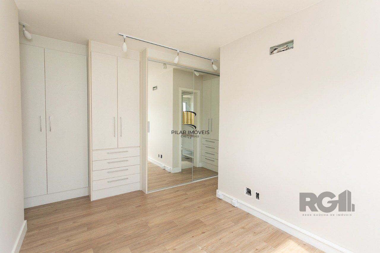 Apartamento semimobiliado e decorado no bairro Auxiliadora, com 91 m²