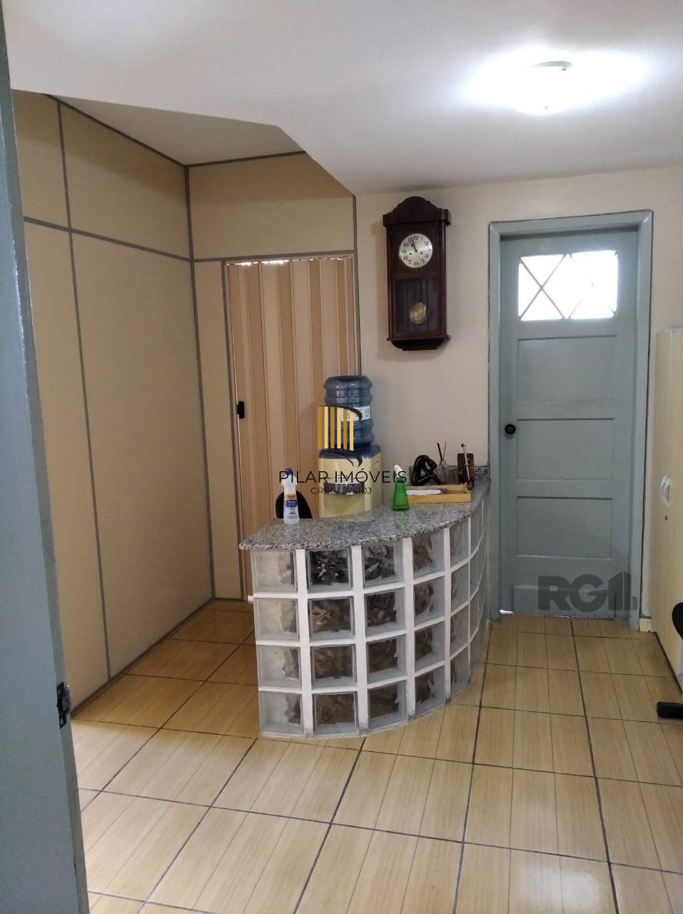 Vende sala com excelente localização próximo do Mercado Público, frente, andar alto. Condomínio oferece: Portaria em horário comercial, elevadores e câmeras de vigilância.