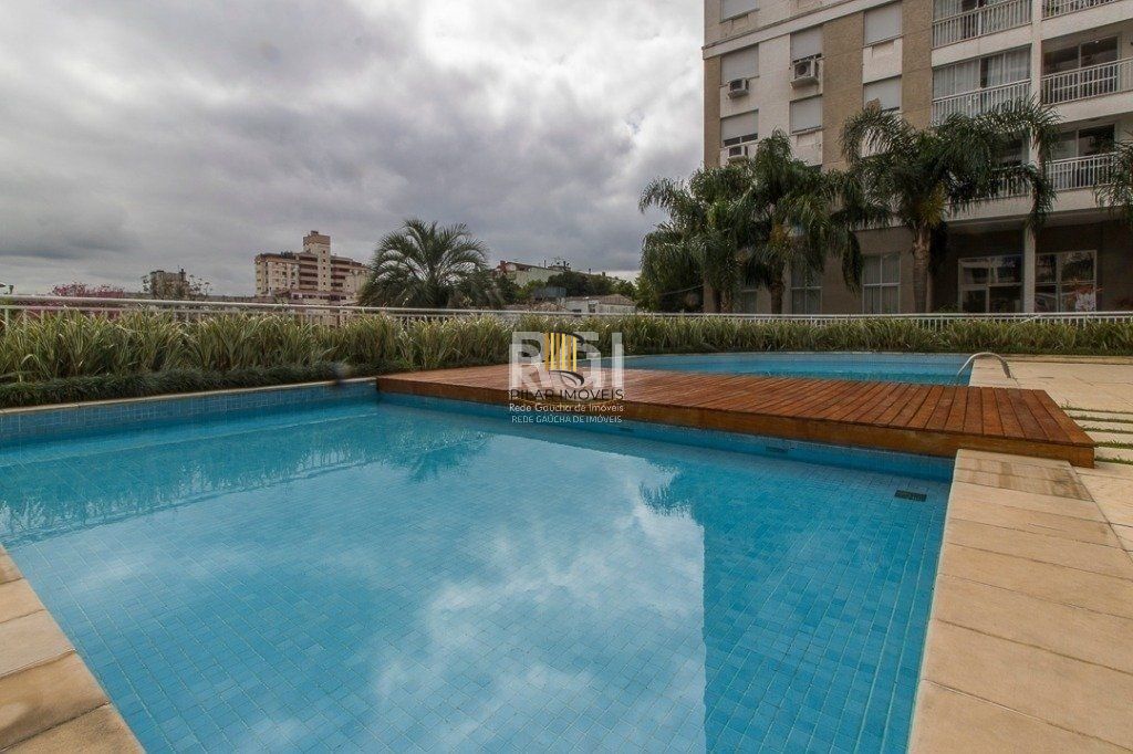 Apartamento de três dormitórios, suíte e uma vaga de garagem no bairro Cristo Redentor em Porto Alegre.