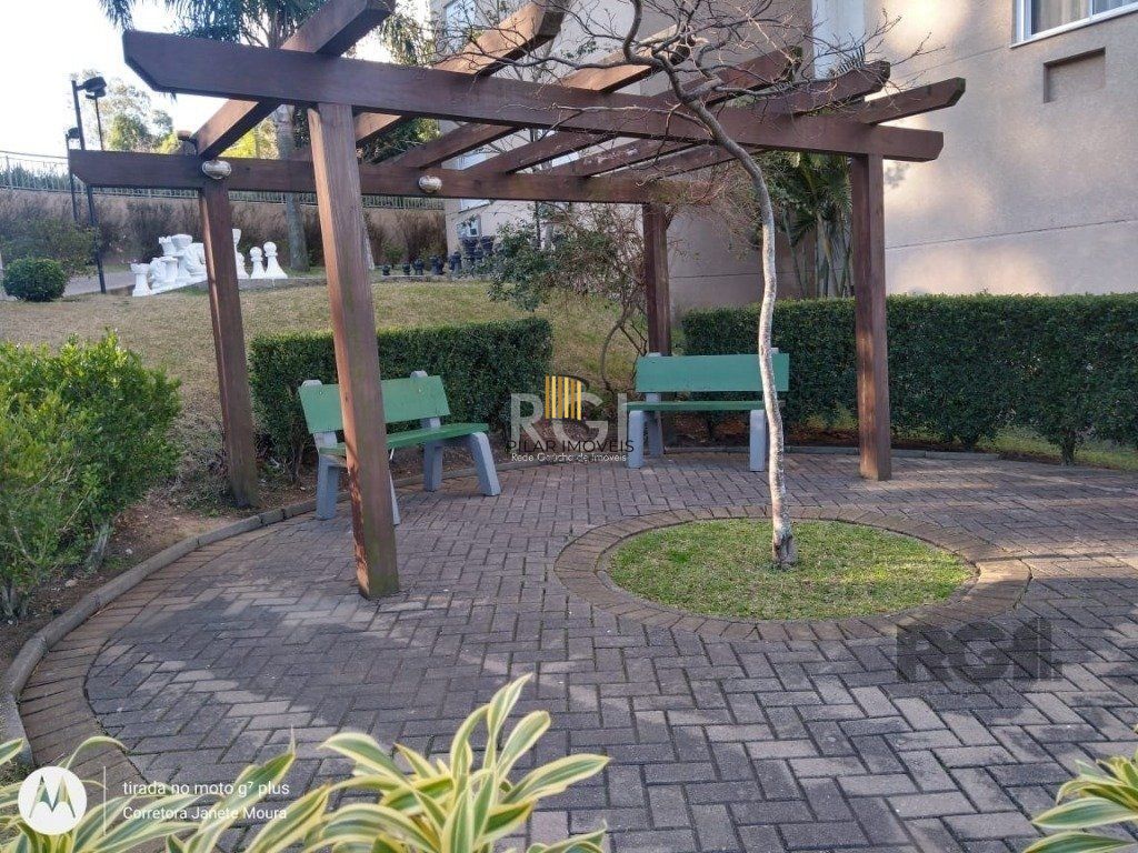 Apartamento de três dormitórios, suíte e uma vaga de garagem no bairro Jardim Carvalho em Porto Alegre.