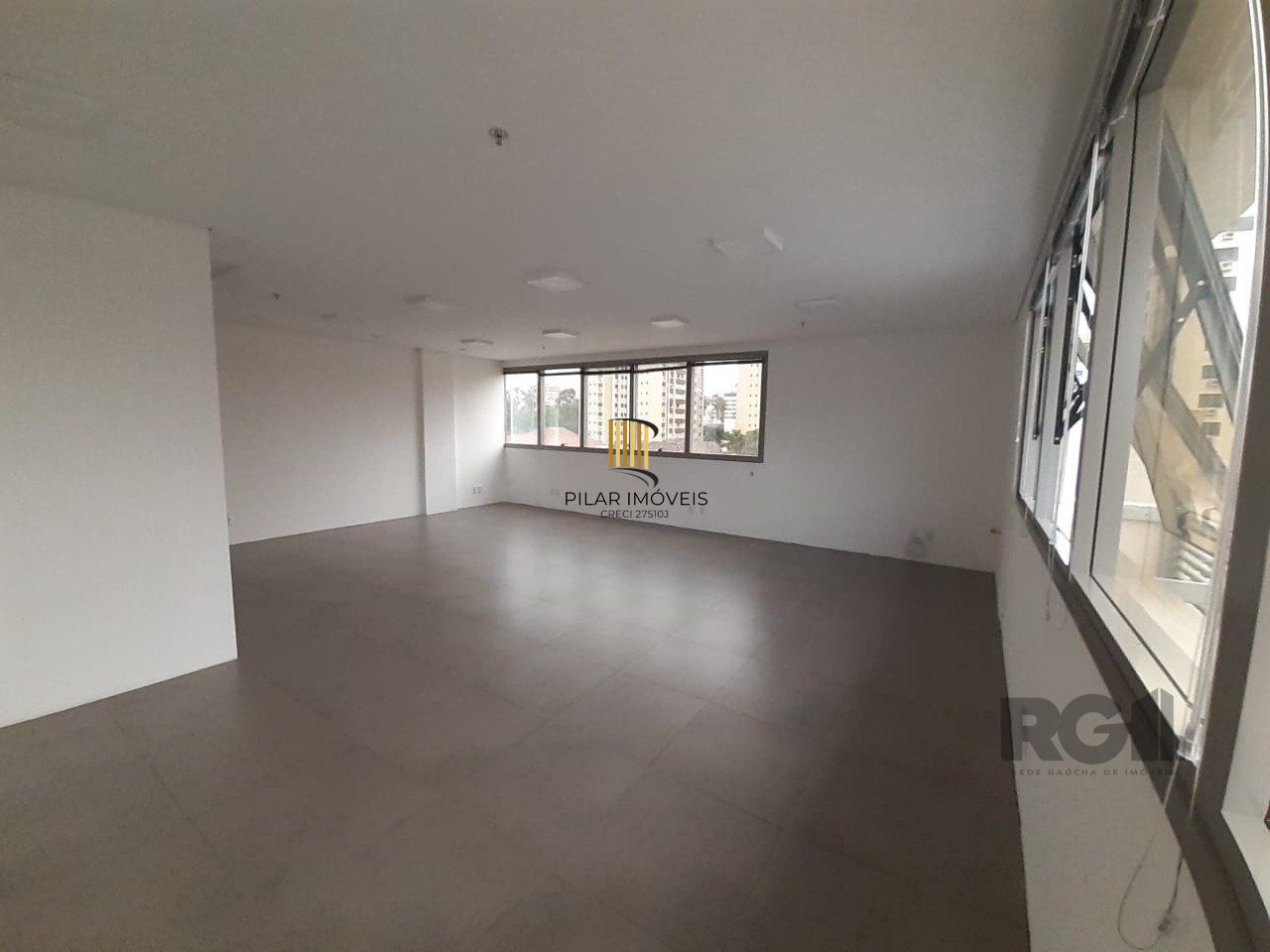 Excelente sala comercial no Menino Deus, com uma vaga de garagem coberta e escriturada.