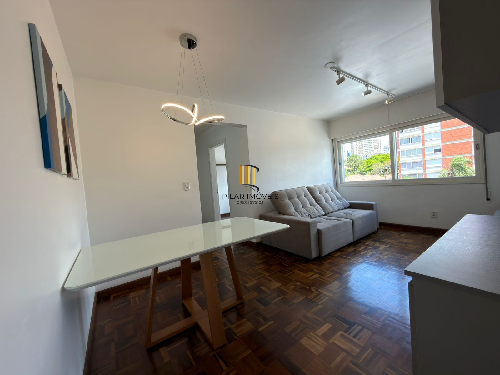 Apartamento de 2 quartos e 1 vaga de garagem no bairro Floresta em POA