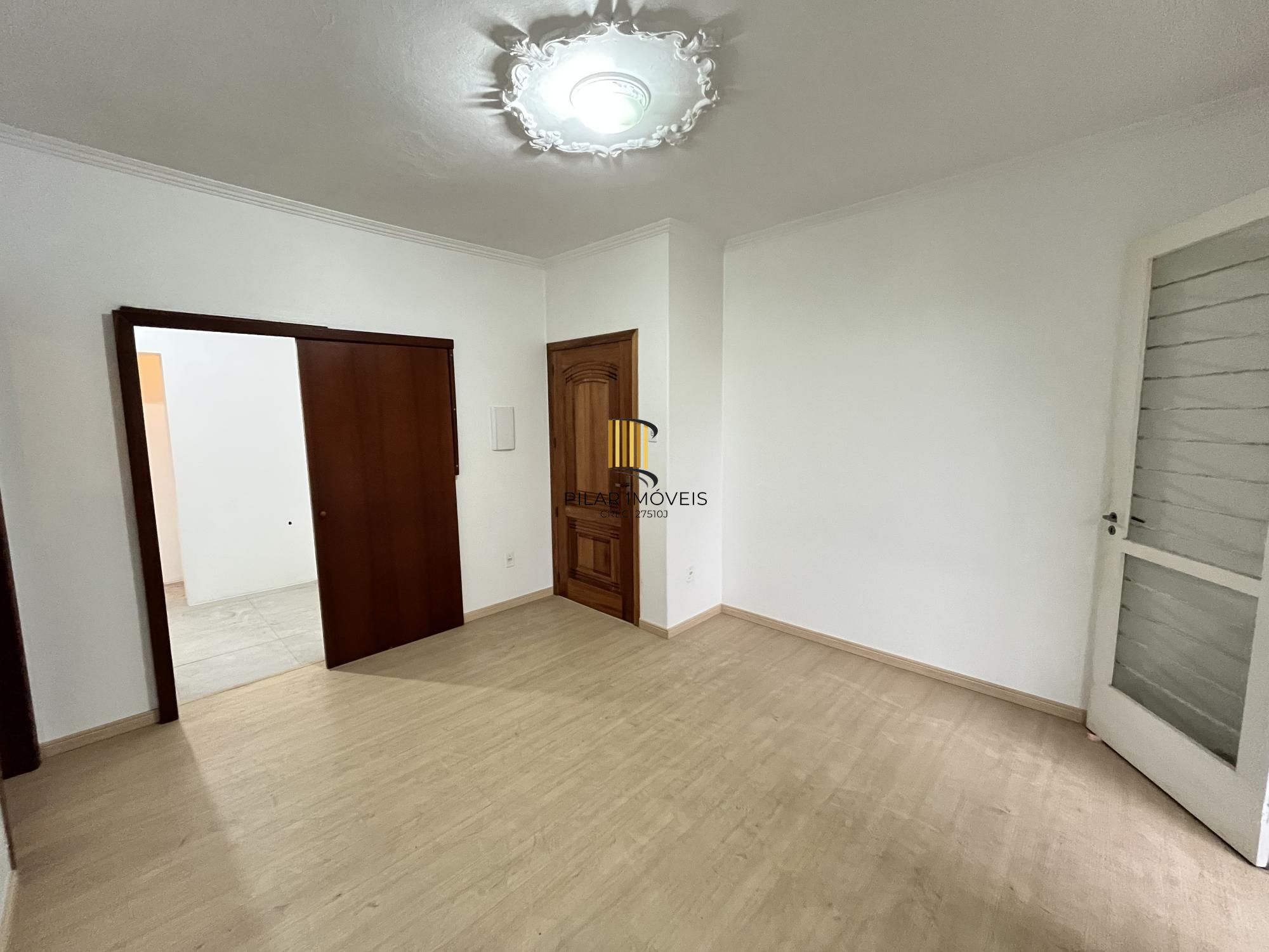 Apartamento desocupado de 1 dormitório, no bairro Azenha em Porto Alegre