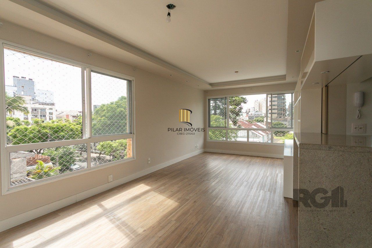 Apartamento semimobiliado e decorado no bairro Auxiliadora, com 91 m²