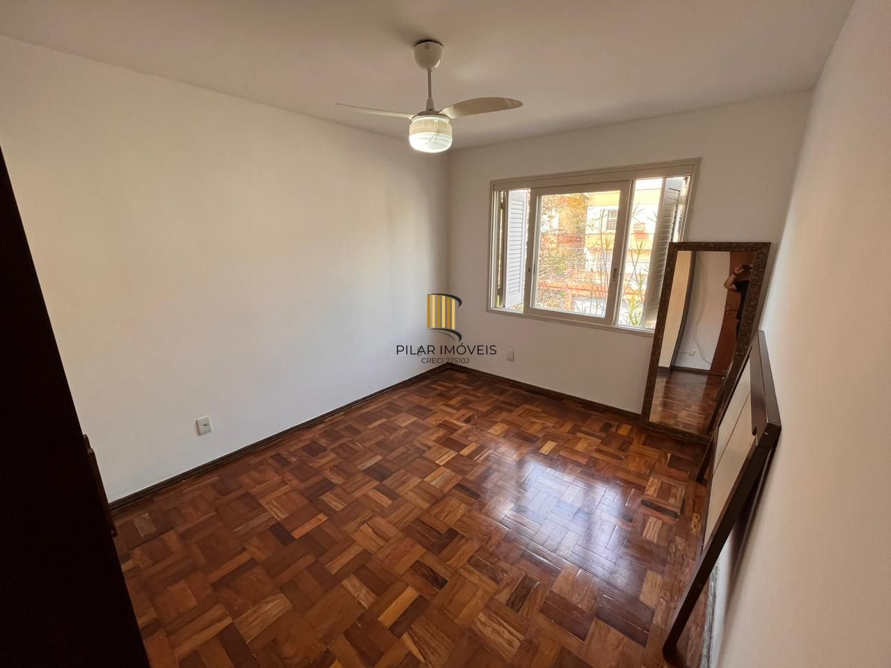 Apartamento de dois quartos e uma vaga de garagem no bairro Petrópolis em POA/RS