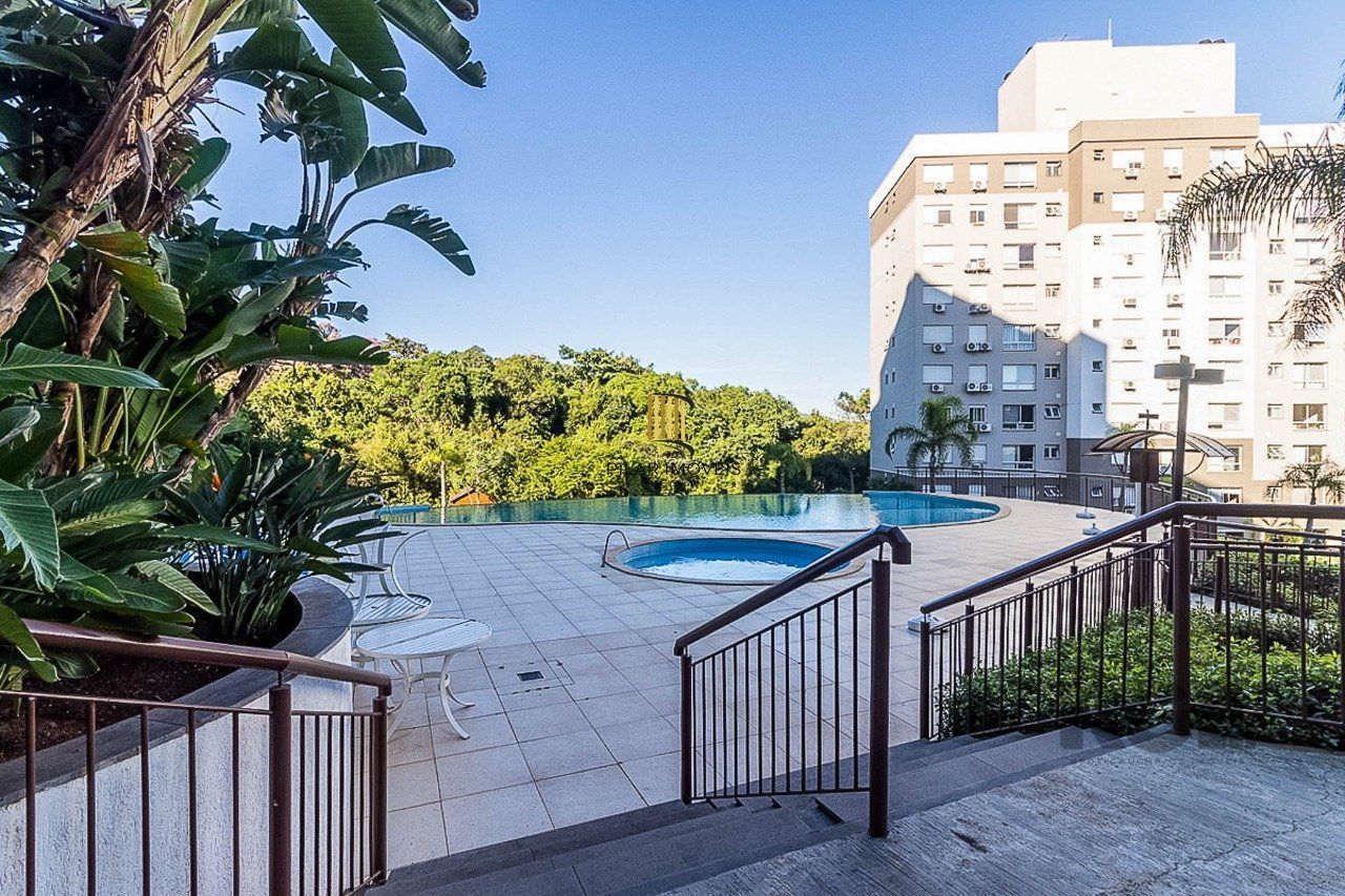   Excelente apartamento semi mobiliado de 3 quartos (dormitórios) transformados em 2 quartos, suíte, churrasqueira e 2 vagas de garagem no bairro Jardim Carvalho em Porto Alegre.