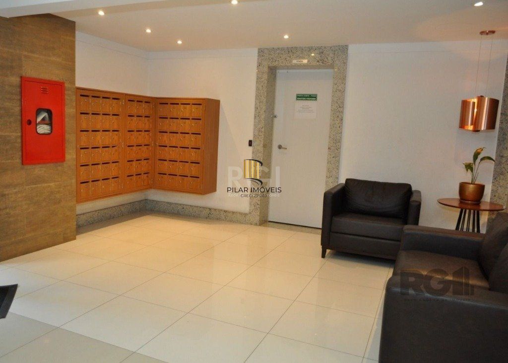 Apartamento de um quarto, suíte e uma vaga de garagem no bairro Santa Cecilia em Porto Alegre.