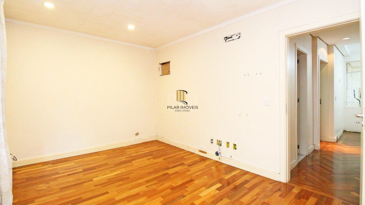 Casa com quatro (4) dormitórios,  duas (2) vagas de garagem, no bairro Passo da Areia em Porto Alegre.