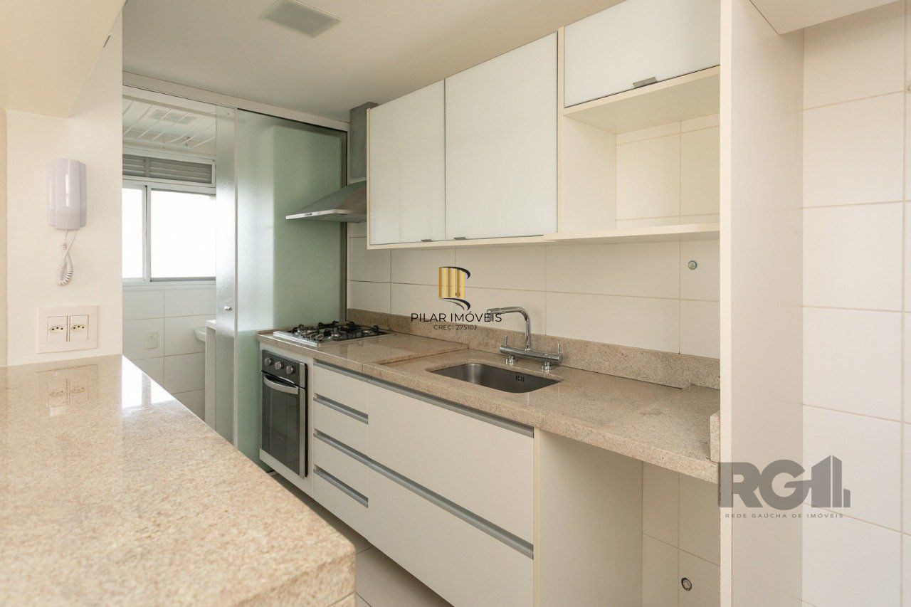 Apartamento semimobiliado e decorado no bairro Auxiliadora, com 91 m²