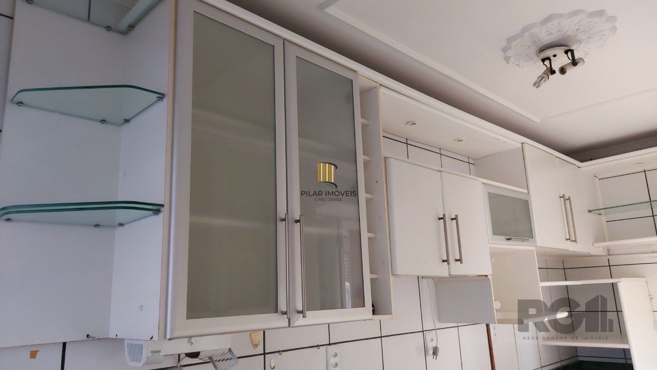 Apartamento de dois dormitórios com uma vaga de garagem no bairro Cristal em Porto Alegre.