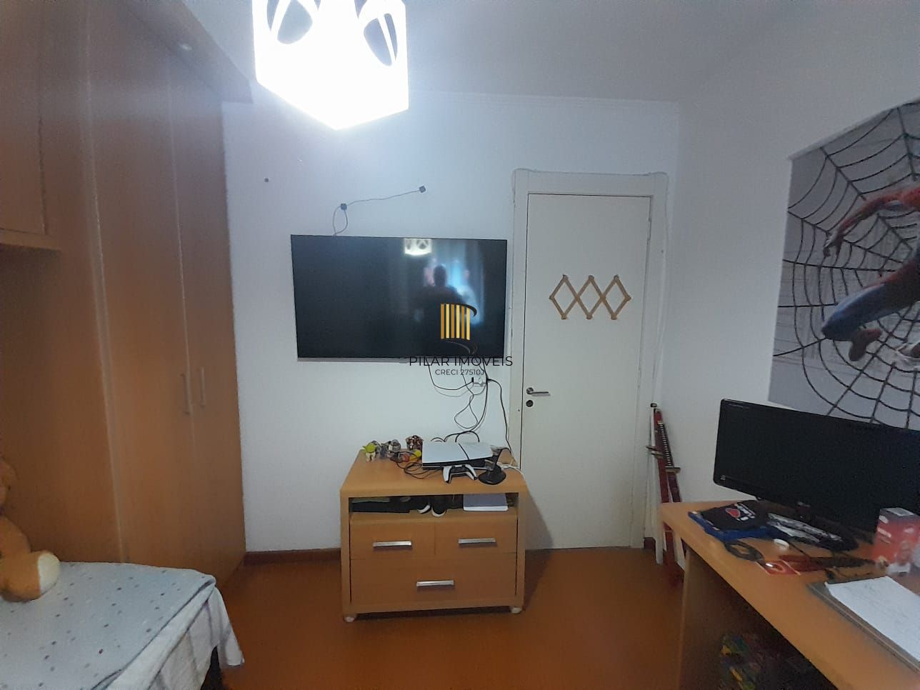 Apartamento de dois quartos e uma vaga de garagem em condomínio com infraestrutura de lazer e segurança.