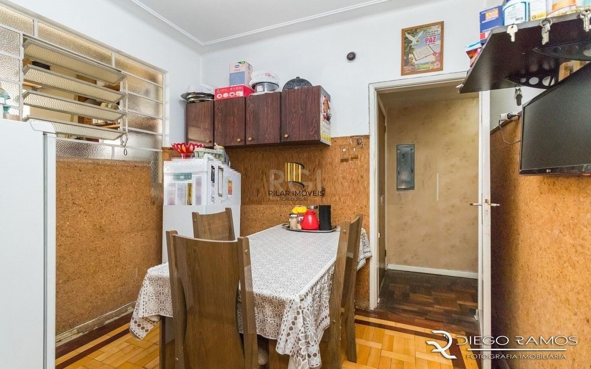 Venda de Apartamento no Bairro Petrópolis 108m² - 3 Dormitórios, varanda, Cozinha: Com churrasqueira e cooktop de 5 bocas.  Apartamento no bairro Petrópolis com 3 amplos dormitórios, sendo 2 de frente