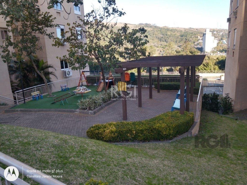 Apartamento de três dormitórios, suíte e uma vaga de garagem no bairro Jardim Carvalho em Porto Alegre.