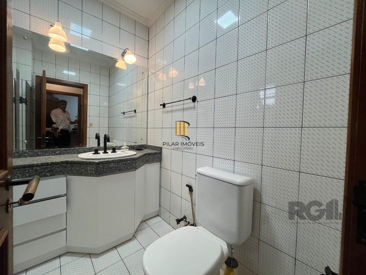 Casa de três quartos, suíte e quatro vagas de garagem no bairro Menino Deus em Porto Alegre