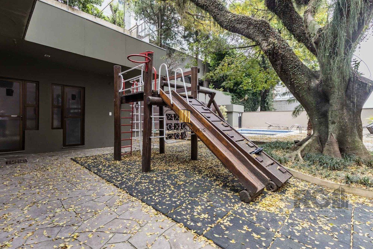 Apartamento de três quartos, suíte e duas vagas de garagem no bairro Mont Serrat em Porto Alere,