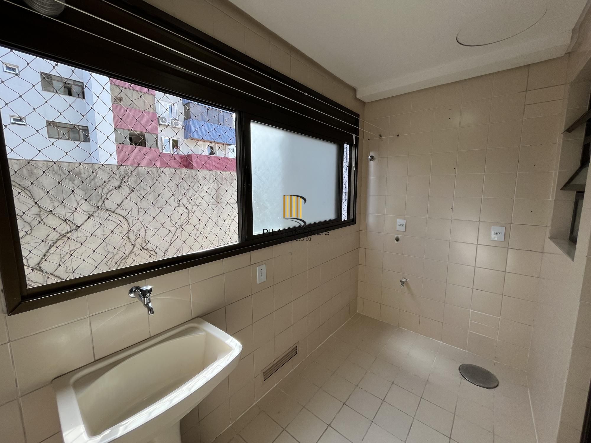 Apartamento de 3 quartos, suíte e 2 vagas de garagem no Bairro Menino Deus POA