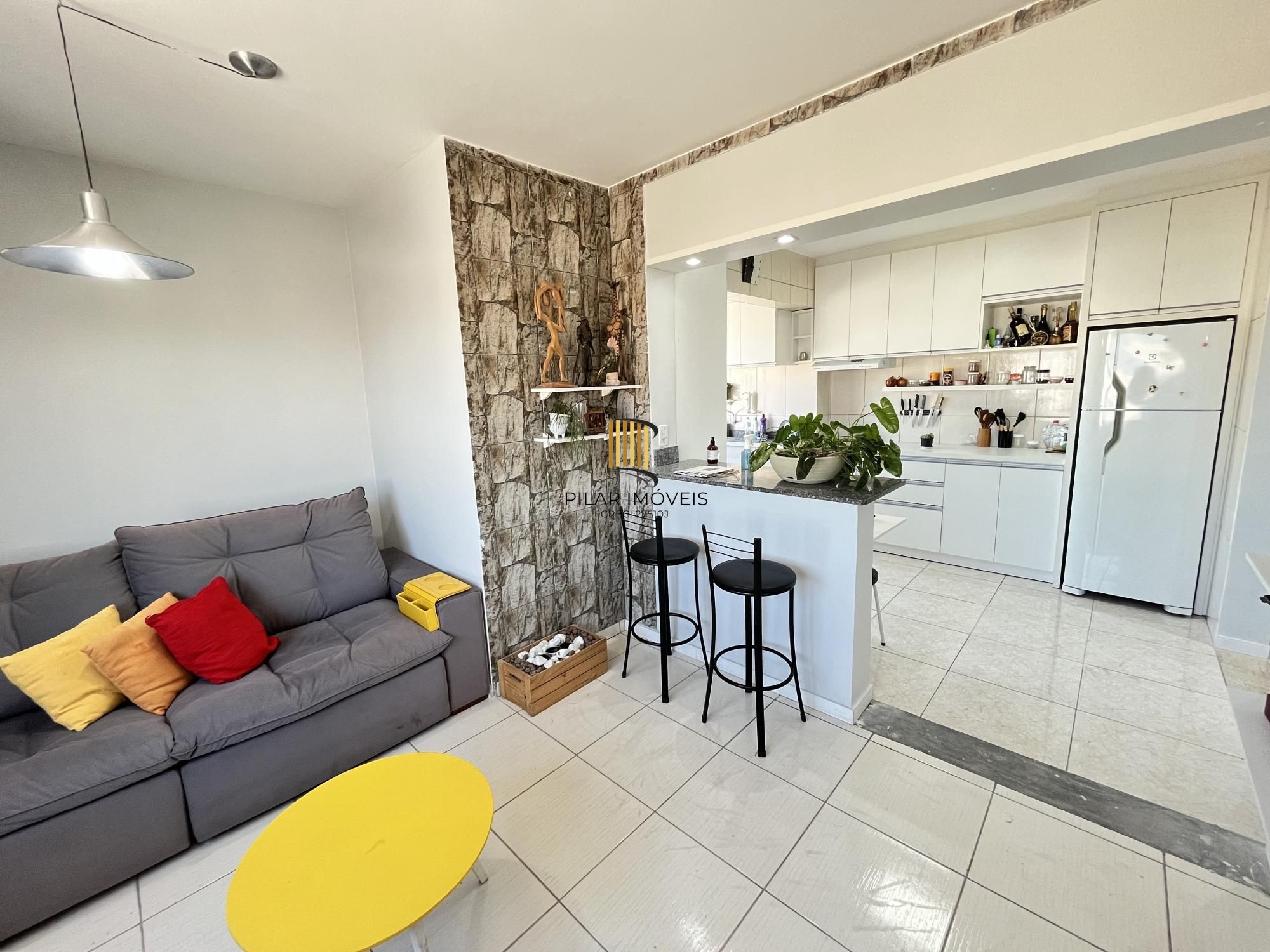 Apartamento de 2 quartos, suíte e 1 vaga de garagem no bairro Farroupilha em POA