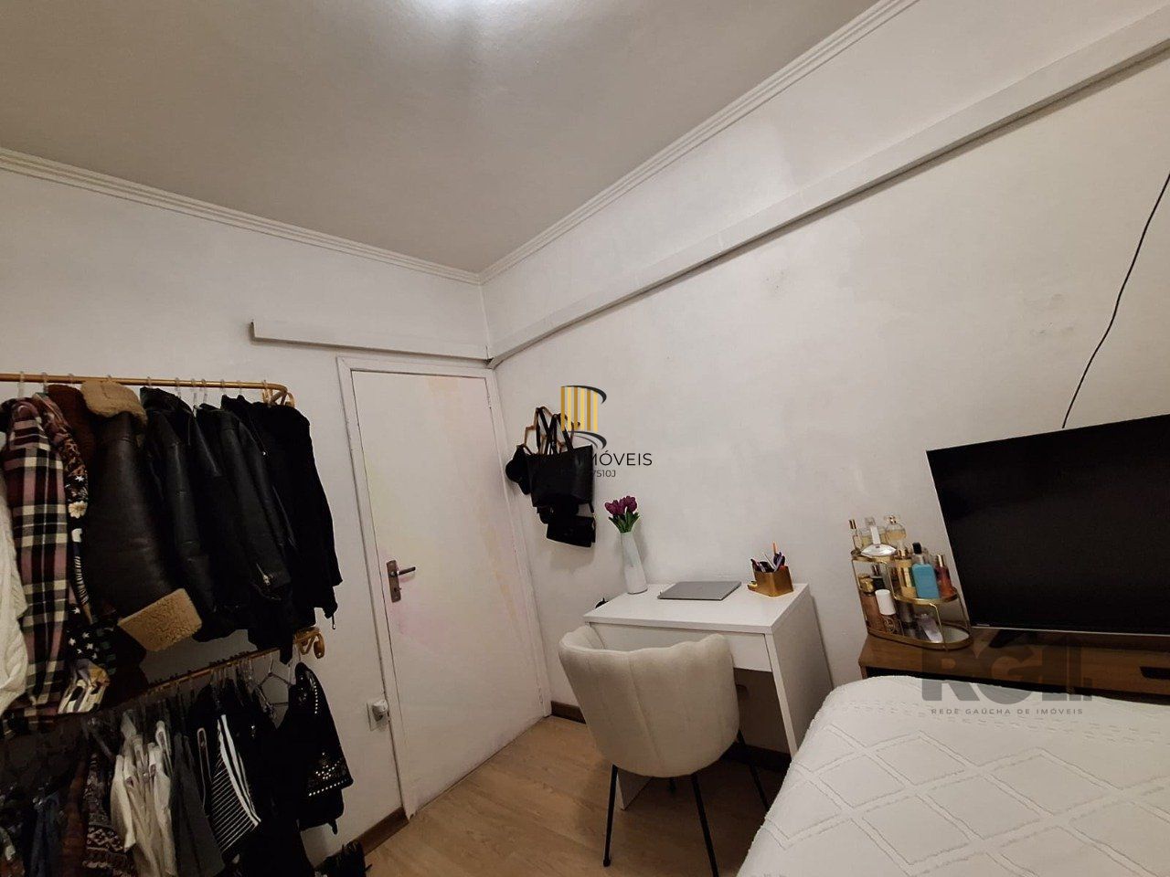 Apartamento de quatro dormitórios e uma vaga de garagem no bairro Bom Fim em Porto Alegre.