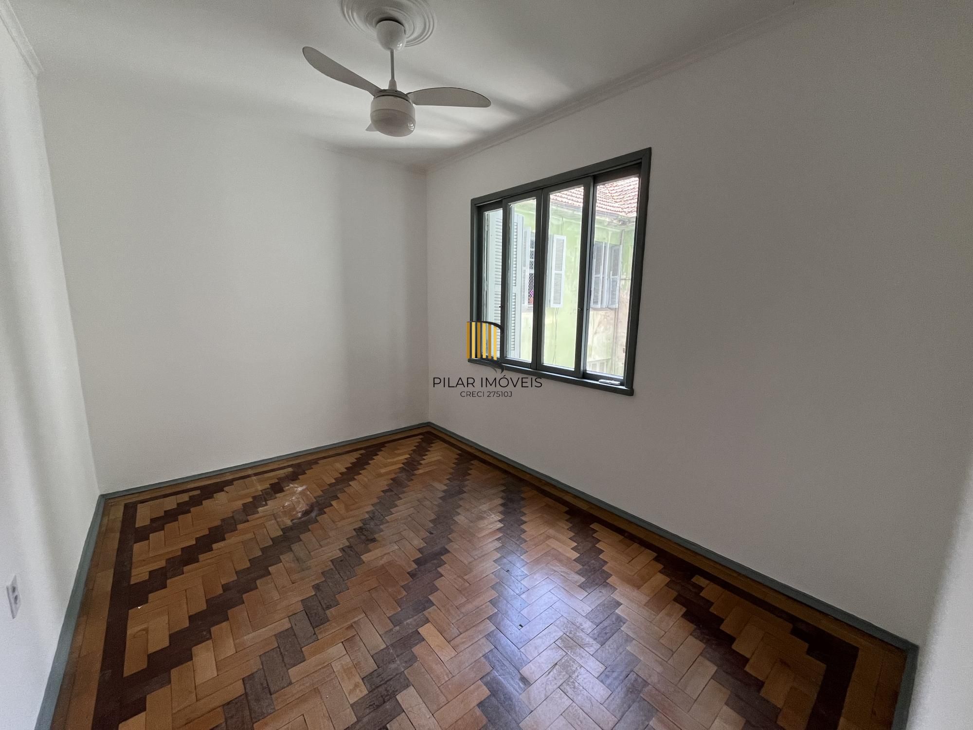 Apartamento de dois quartos em prédio com elevador no bairro Bom Fim em POA/RS