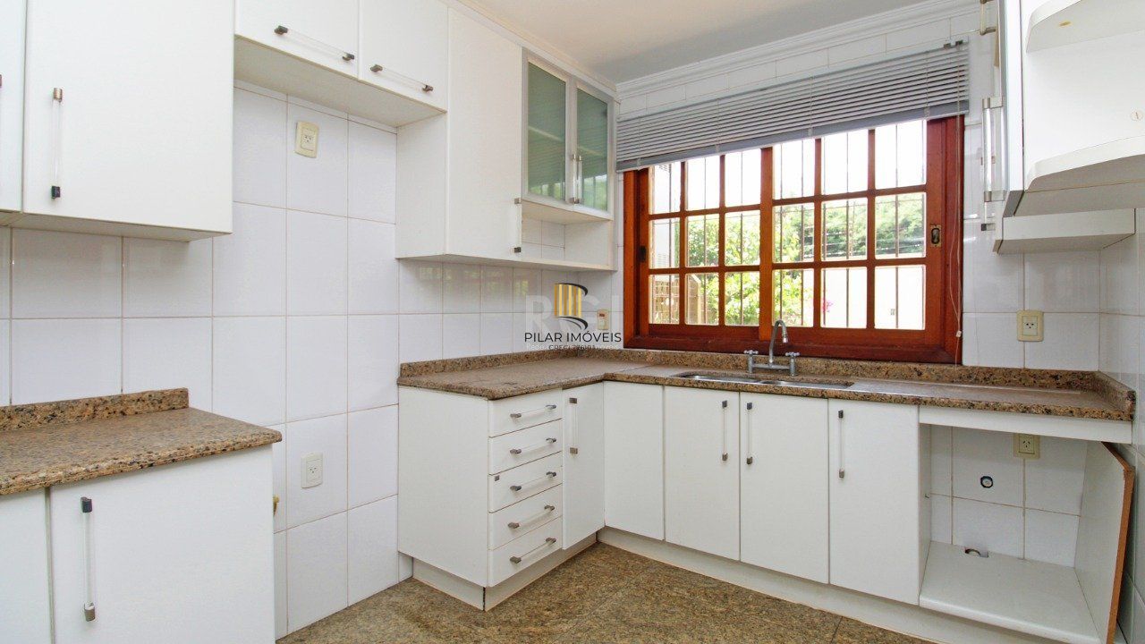   Excelente casa em condomínio com três (3) dormitórios, uma (1) suíte, duas (2) vagas de garagem próximo  ao Barra Shopping , no bairro  Cristal em Porto Alegre.