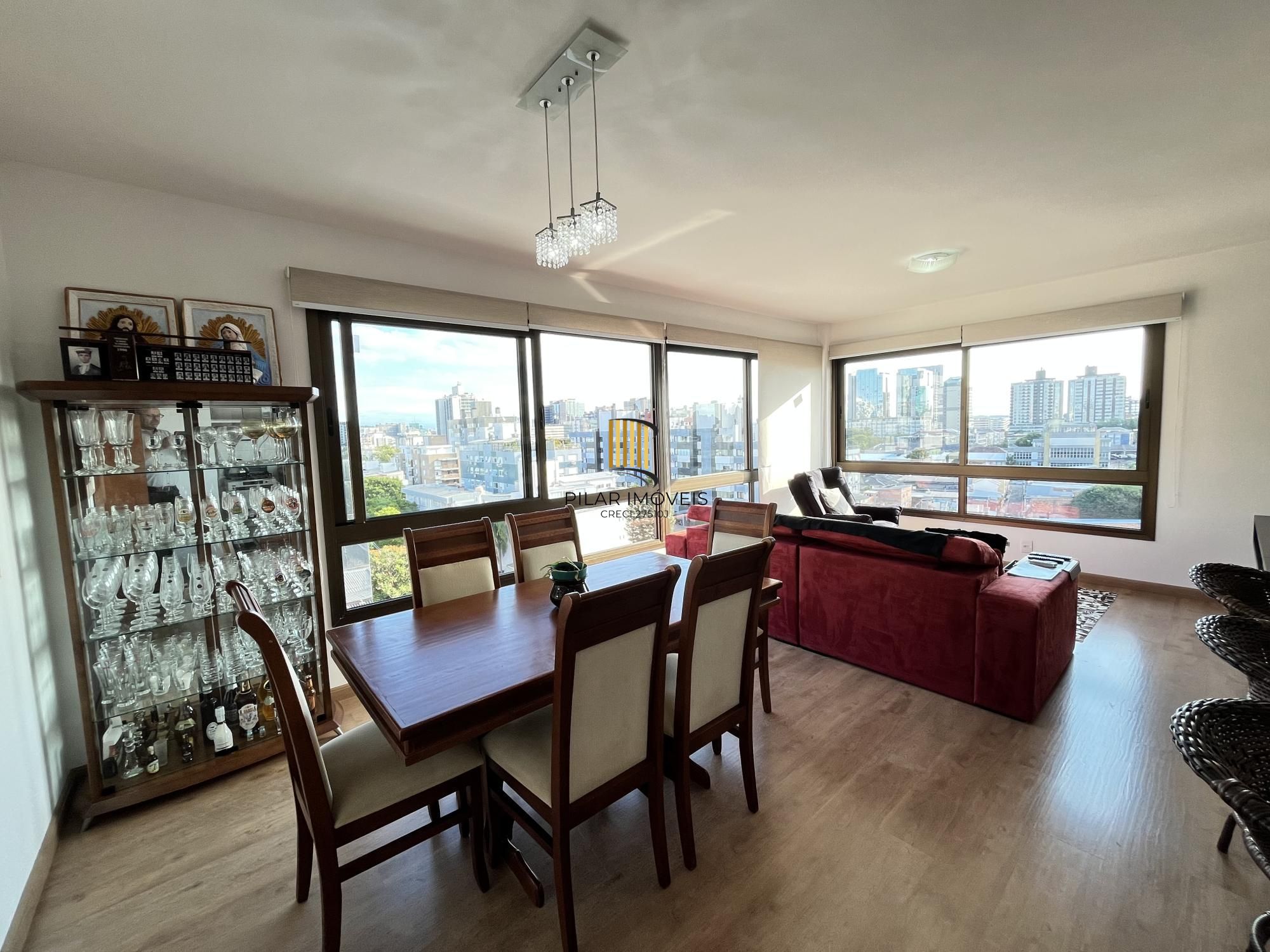 Apartamento de 3 quartos, suíte e 2 vagas de garagem no bairro Menino Deus POA