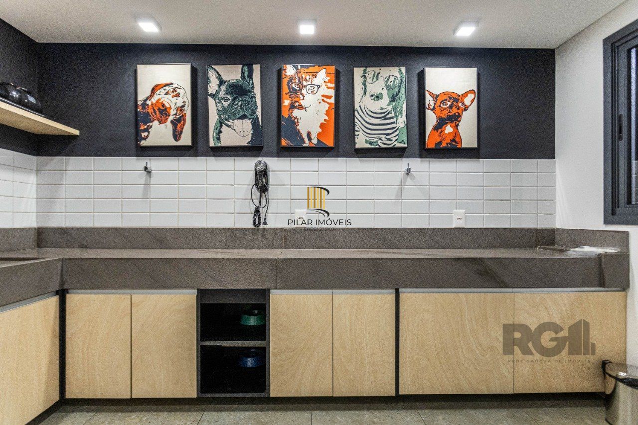 Apartamento de dois dormitórios, suíte e uma vaga de garagem no bairro Santana em Porto Alegre