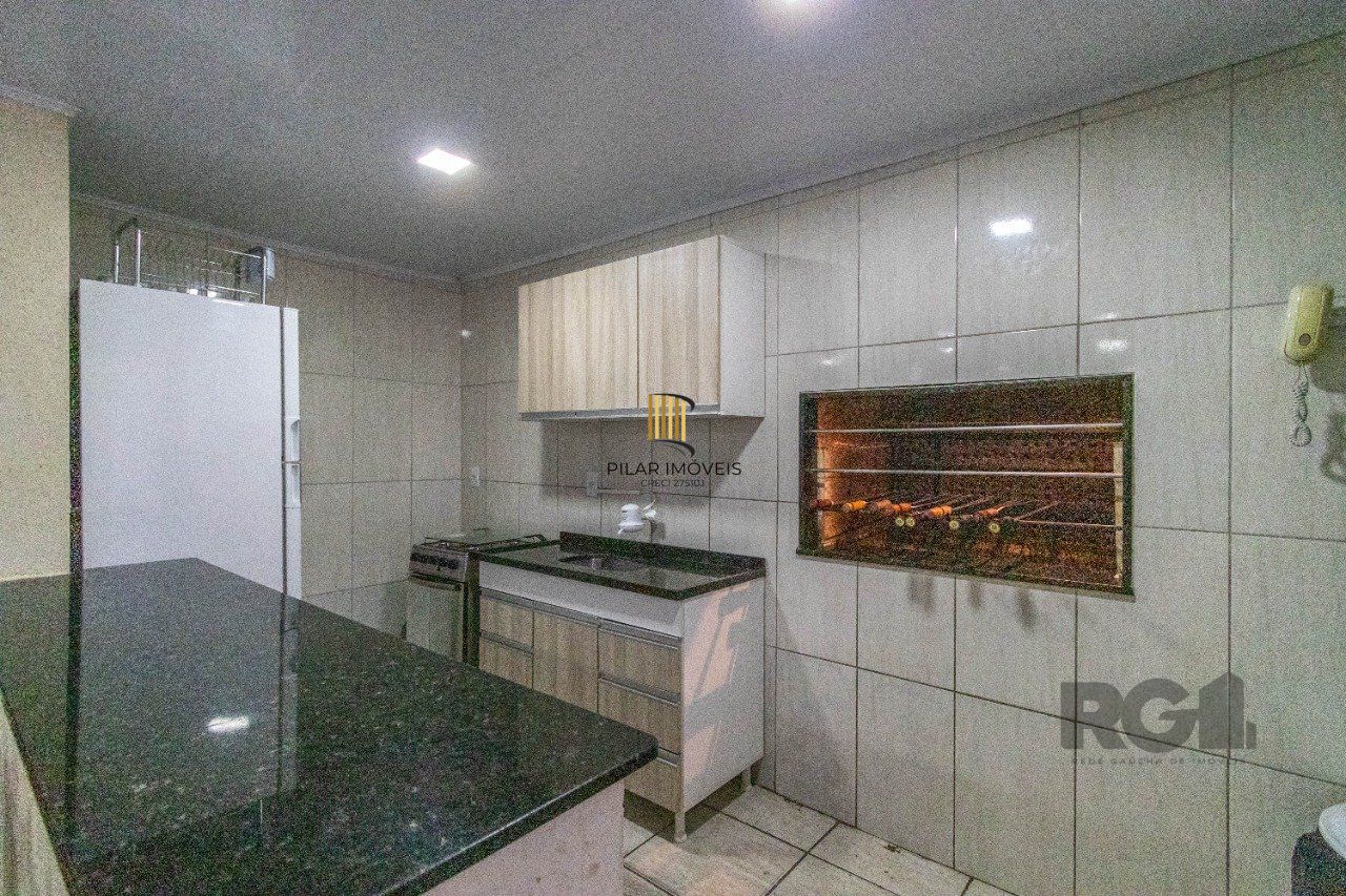 Apartamento de três dormitórios com vaga no Conjunto Residencial Roque Calage, bairro Passo da Areia em Porto Alegre.