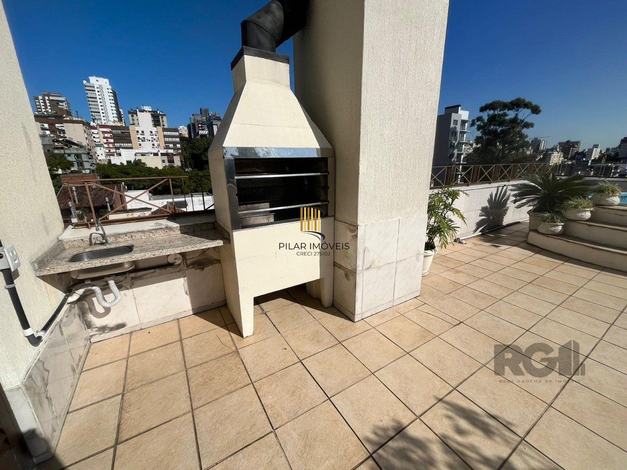 Apartamento de três quartos, suíte, churrasqueira e duas vagas de garagem (box duplo) no bairro Auxiliadora em Porto Alegre.