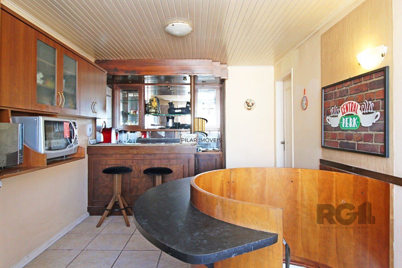 Vende Apartamento de cobertura duplex de 2 dormitórios com garagem escriturada e semi-mobiliado, no bairro Cidade Baixa.