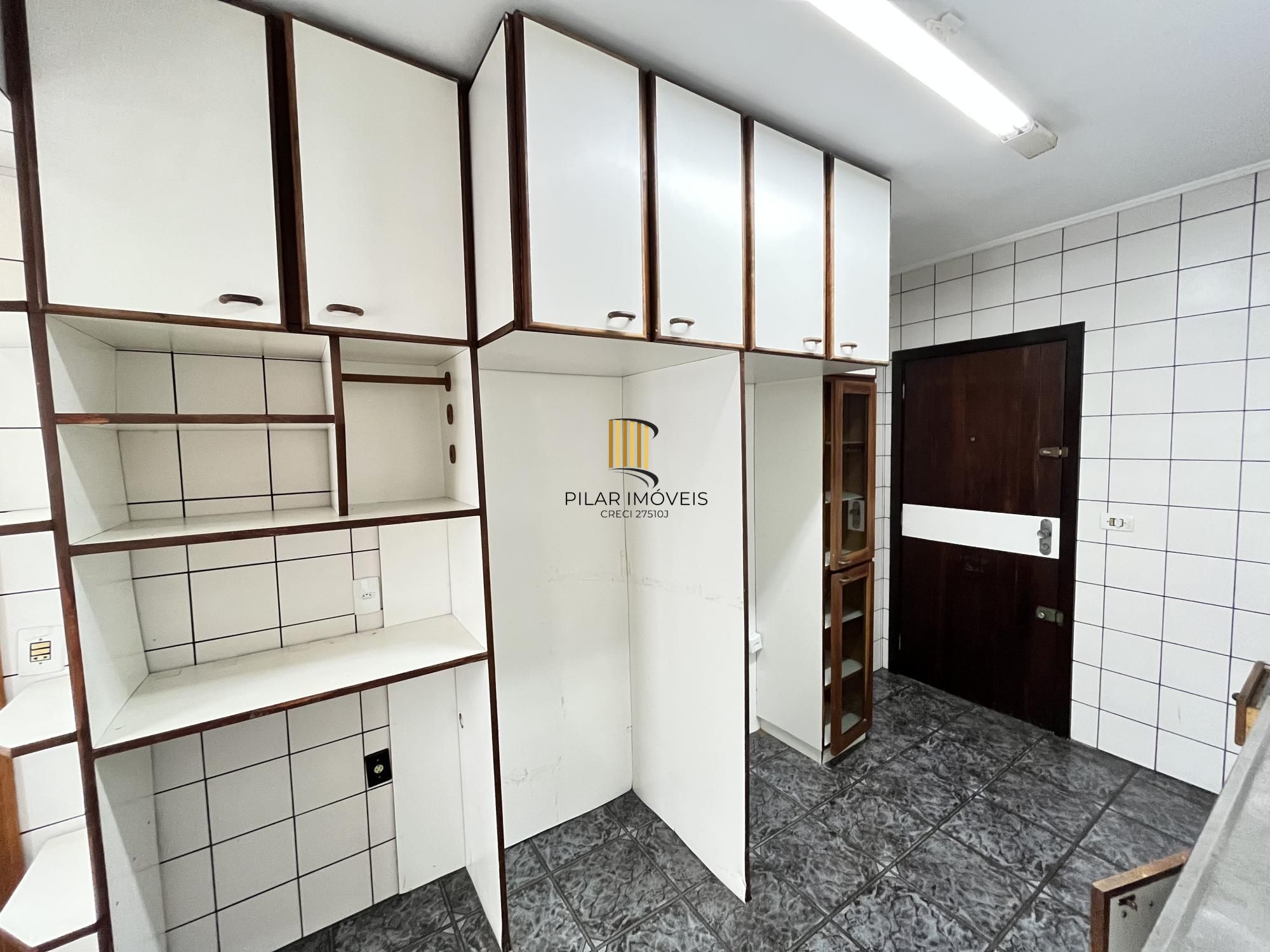 Apartamento de 3 quartos, churrasqueira e 1 vaga de garagem bairro Petrópolis