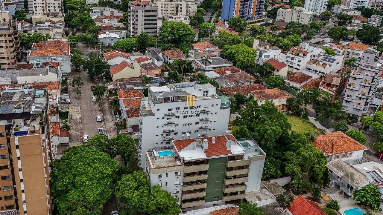 Cobertura de um dormitório, suíte e duas vagas de garagem no bairro Higienópolis em Porto Alegre.