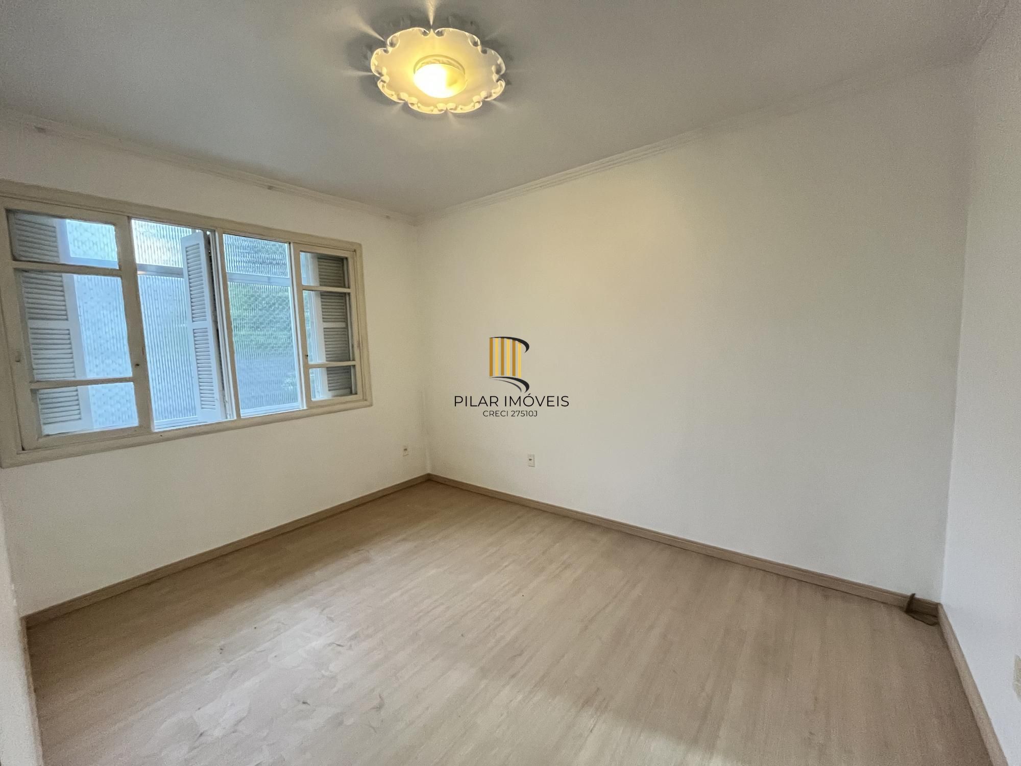 Apartamento desocupado de 1 dormitório, no bairro Azenha em Porto Alegre