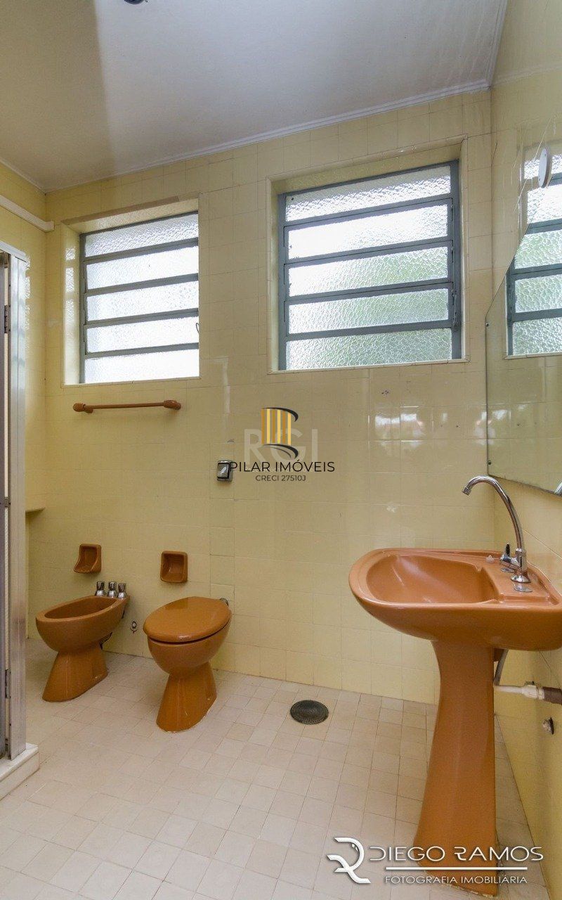 Venda de casa residencial 25,00m x 80,00m- Menino Deus. 4 vagas, 4 dormitórios, sendo 1 suíte, 1 varanda, lareira e churrasqueira.