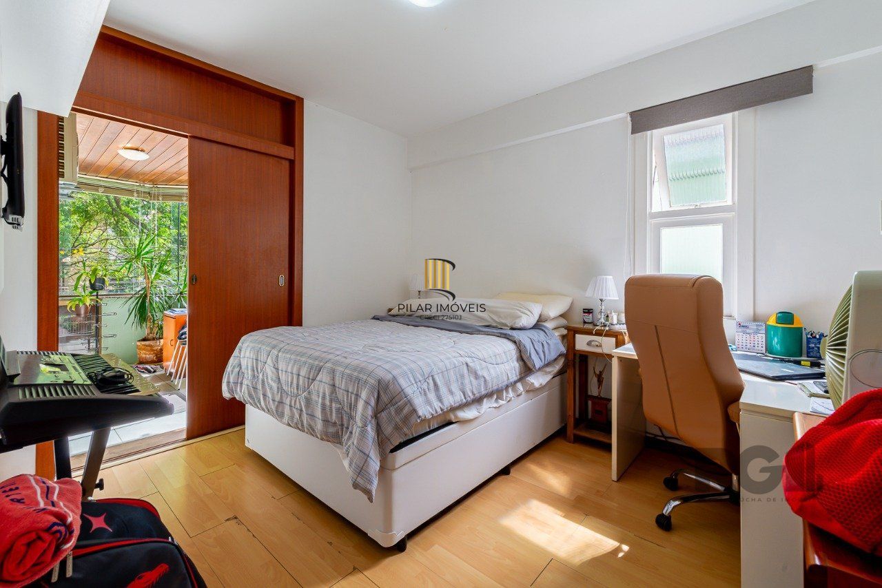 Apartamento de três quartos, suíte e uma vaga de garagem no bairro Petrópolis em Porto Alegre.