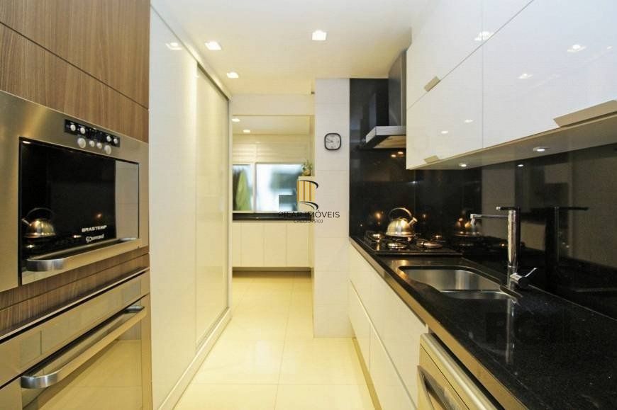 EXCELENTE OPORTUNIDADE! 120m2, 2 VAGAS, ANDAR ALTÍSSIMO COM VISTA PARA AEROPORTO! Apartamento 3 dormitórios (sendo 1 suíte) 