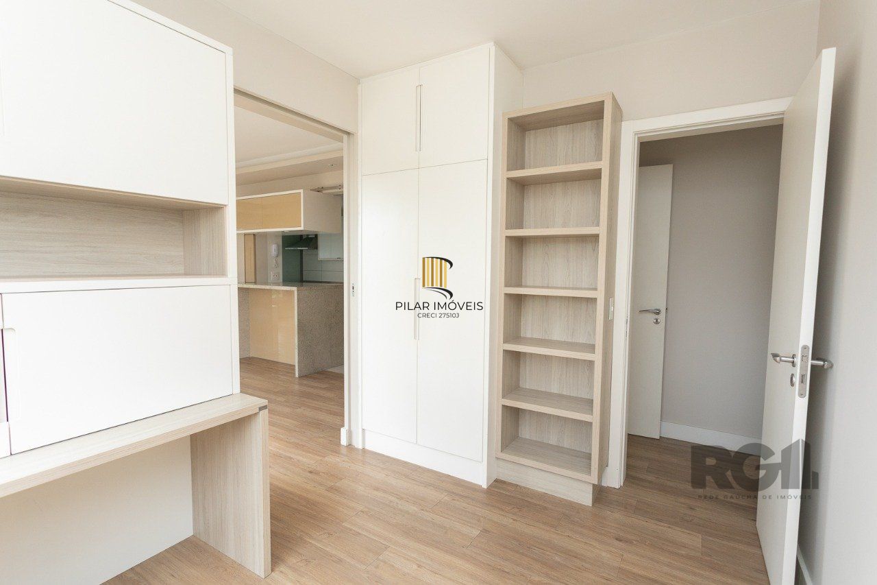 Apartamento semimobiliado e decorado no bairro Auxiliadora, com 91 m²