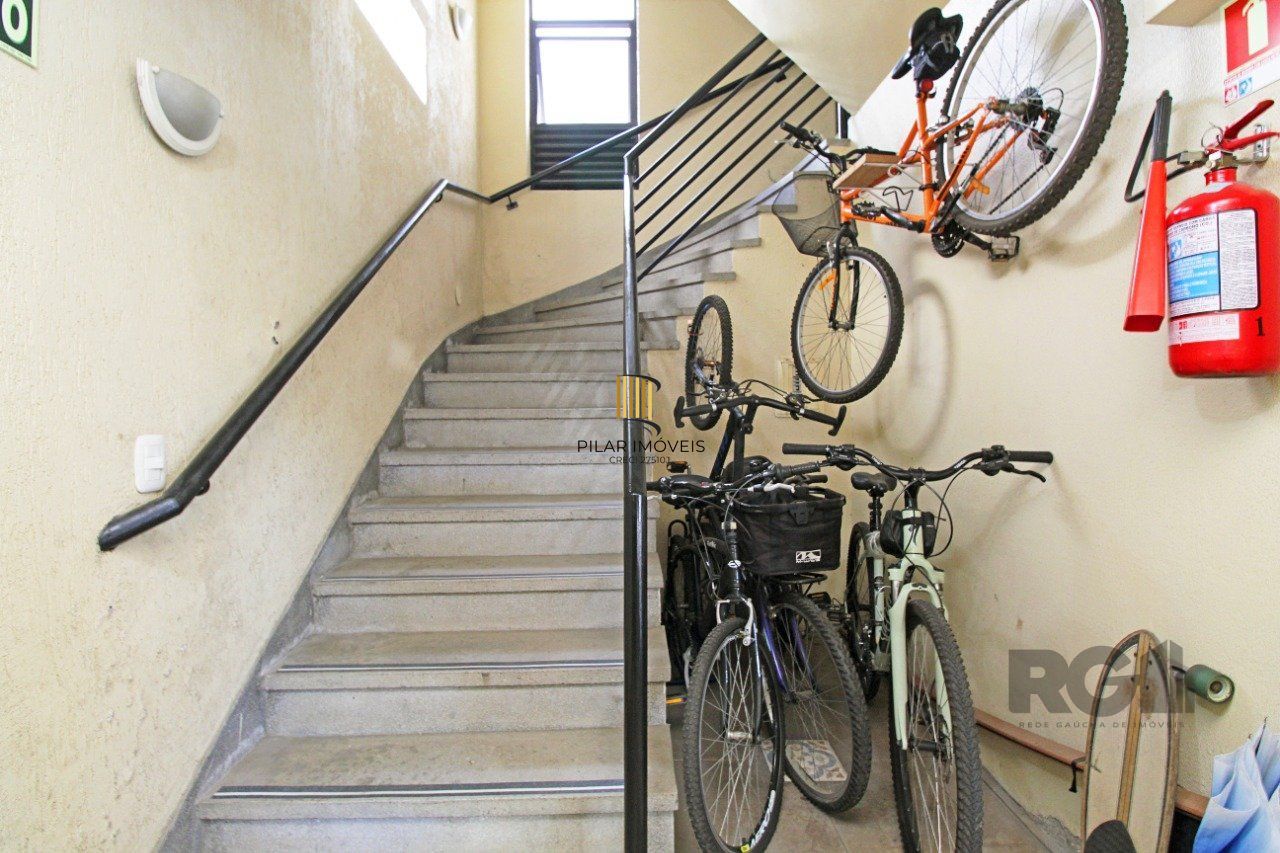 Apartamento de 2 dormitórios e 1 vaga de garagem no bairro Santana em Porto Alegre
