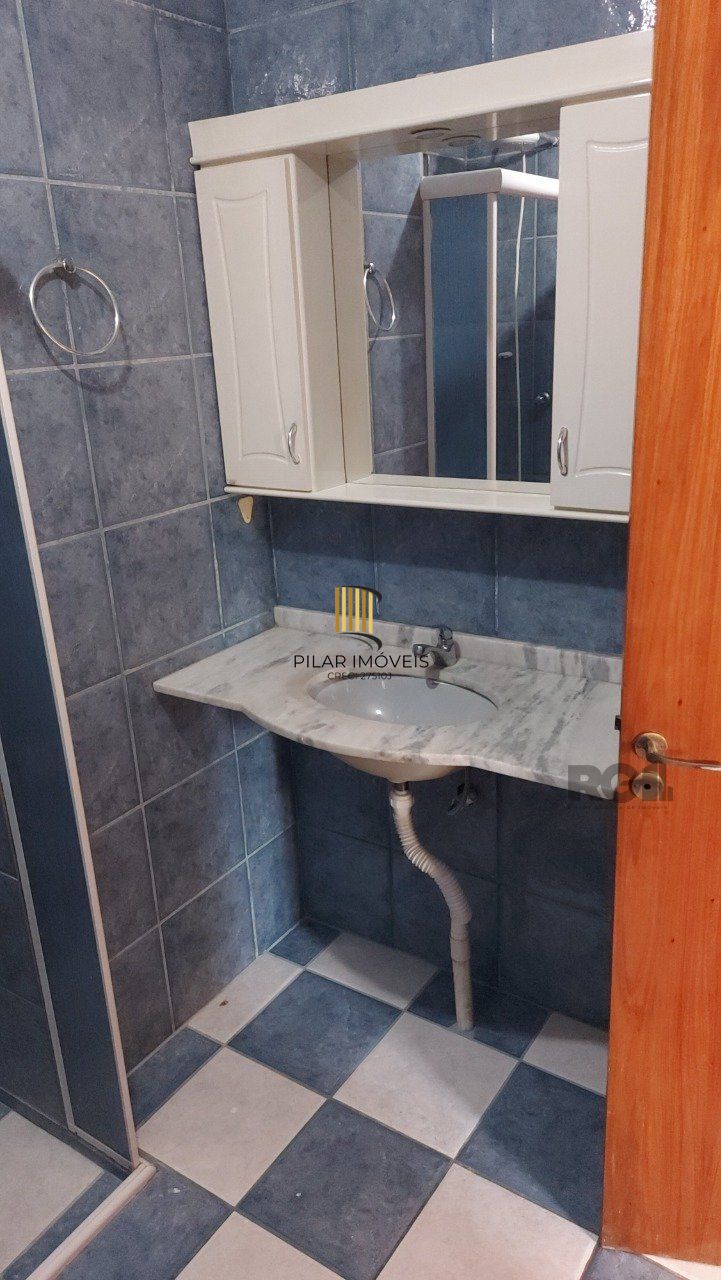 Apartamento de dois dormitórios com uma vaga de garagem no bairro Cristal em Porto Alegre.
