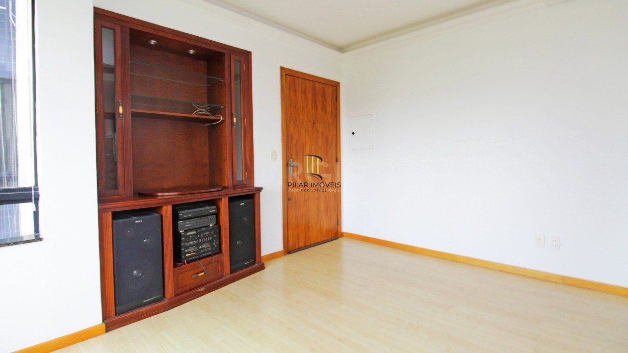 Apartamento de dois dormitórios e uma vaga de garagem na Rua Marcelo Gama, bairro Auxiliadora em Porto Alegre.