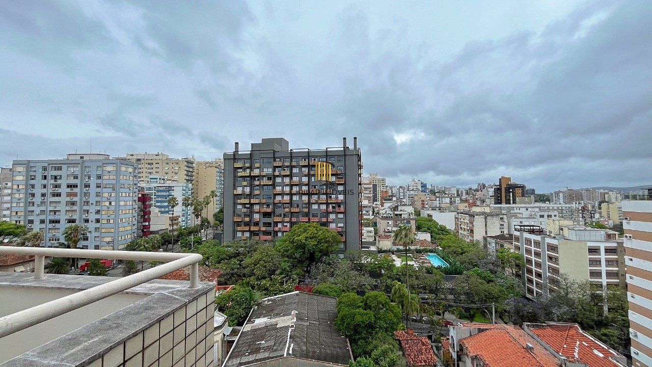 Cobertura de 1 dormitório com uma vaga de garagem no bairro Independência em Porto Alegre